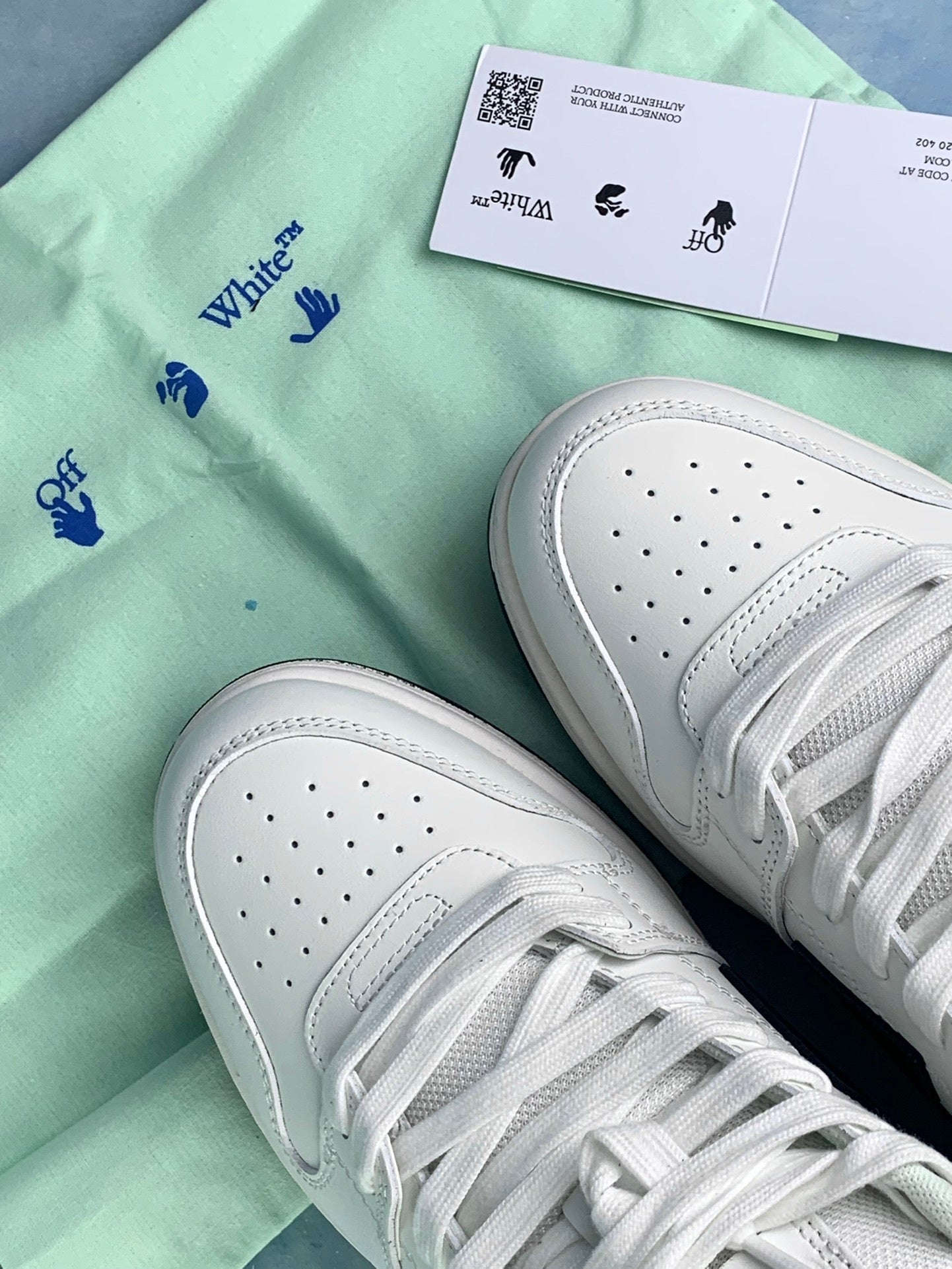 Off Sneakers (White/Black Swoosh))