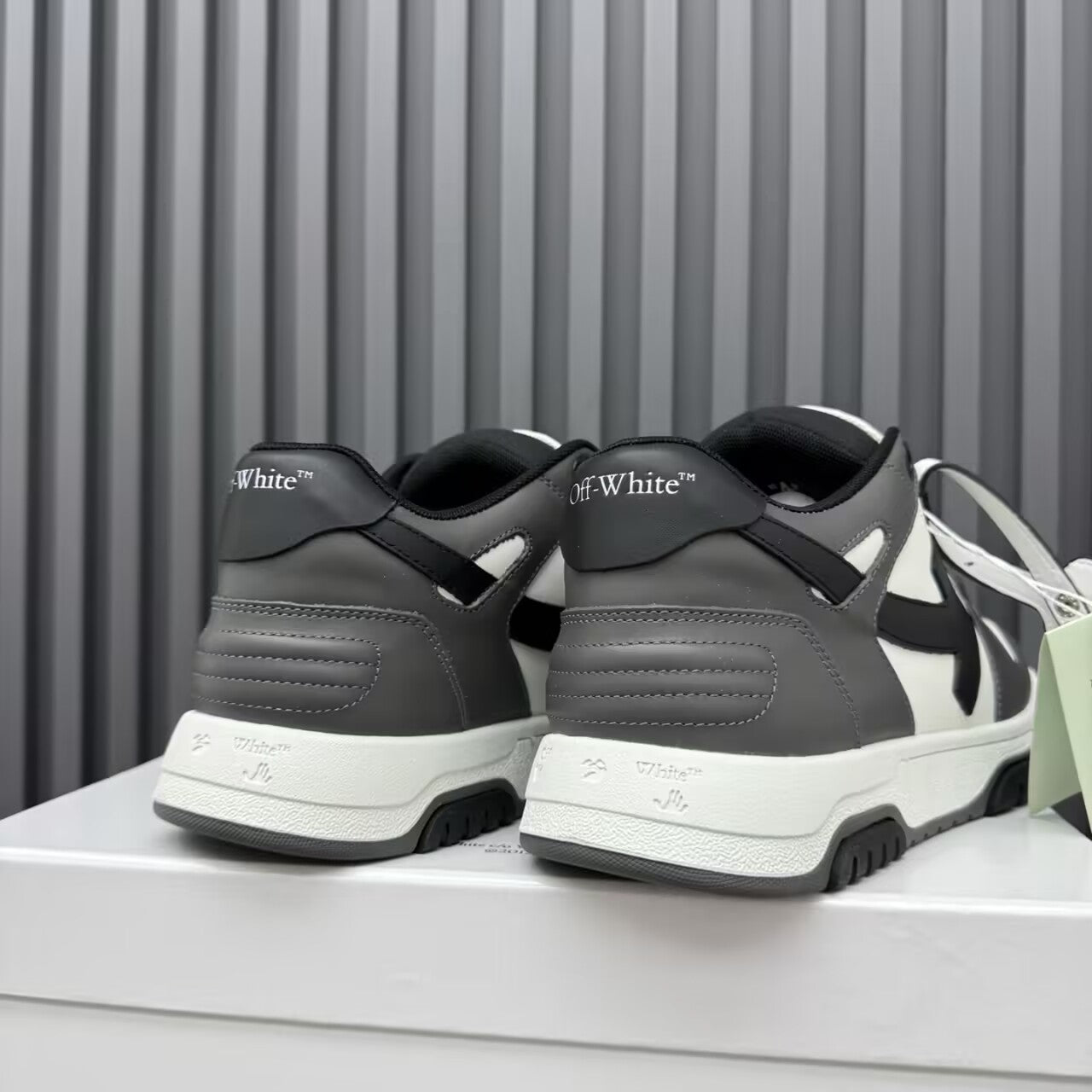 Off New white and grey sports skate shoes
