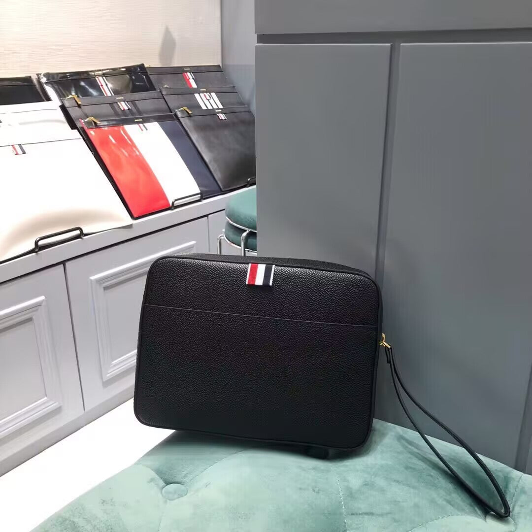Top-tier two-tone clutch