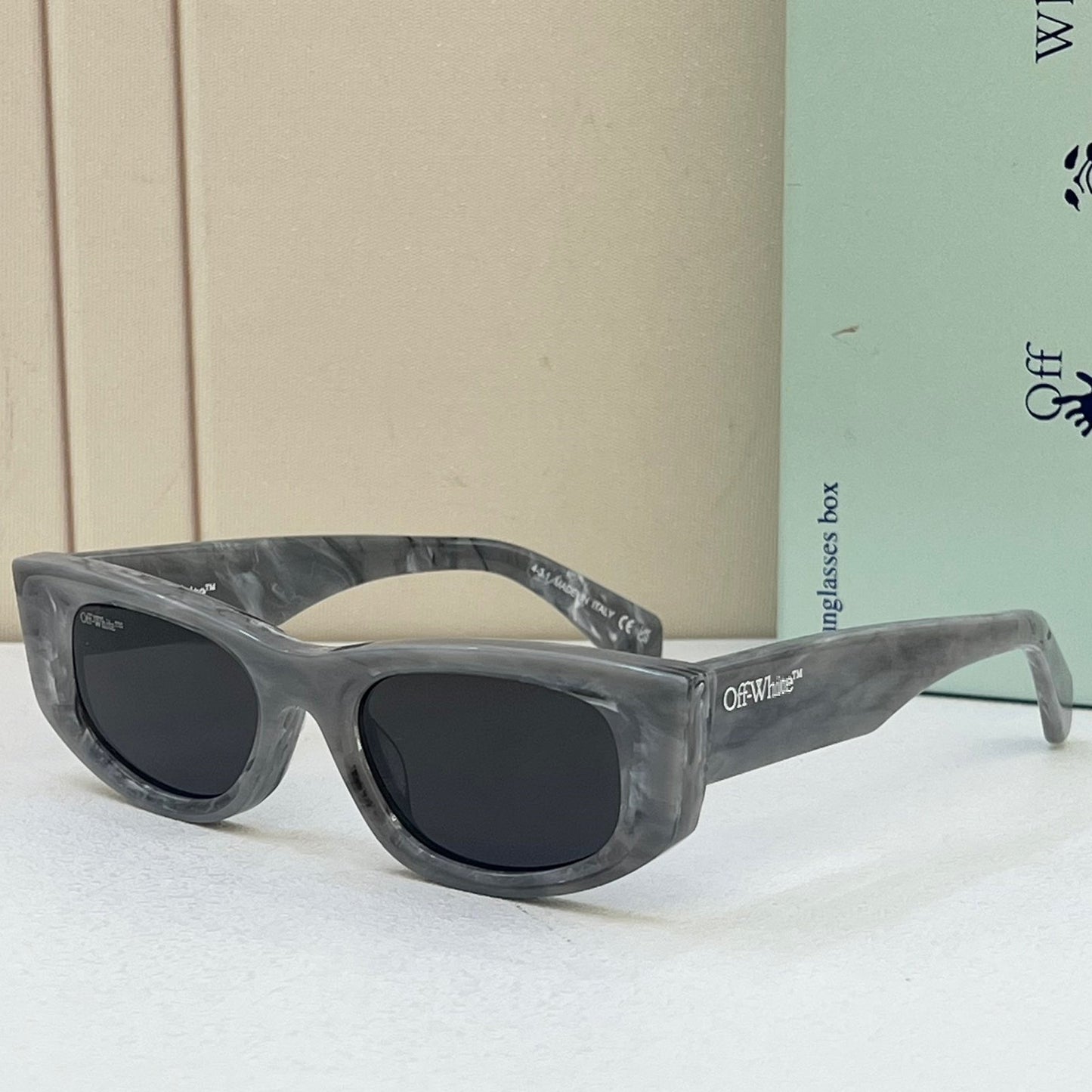 OFF Arrow logo sunglasses#090