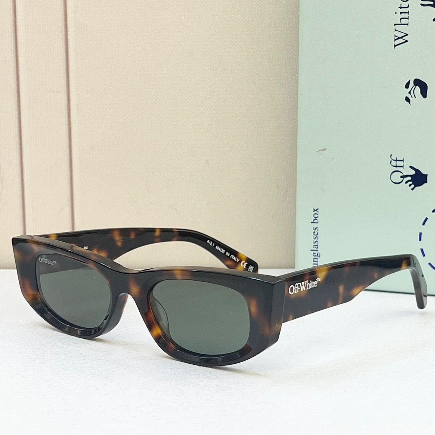 OFF Arrow logo sunglasses#090