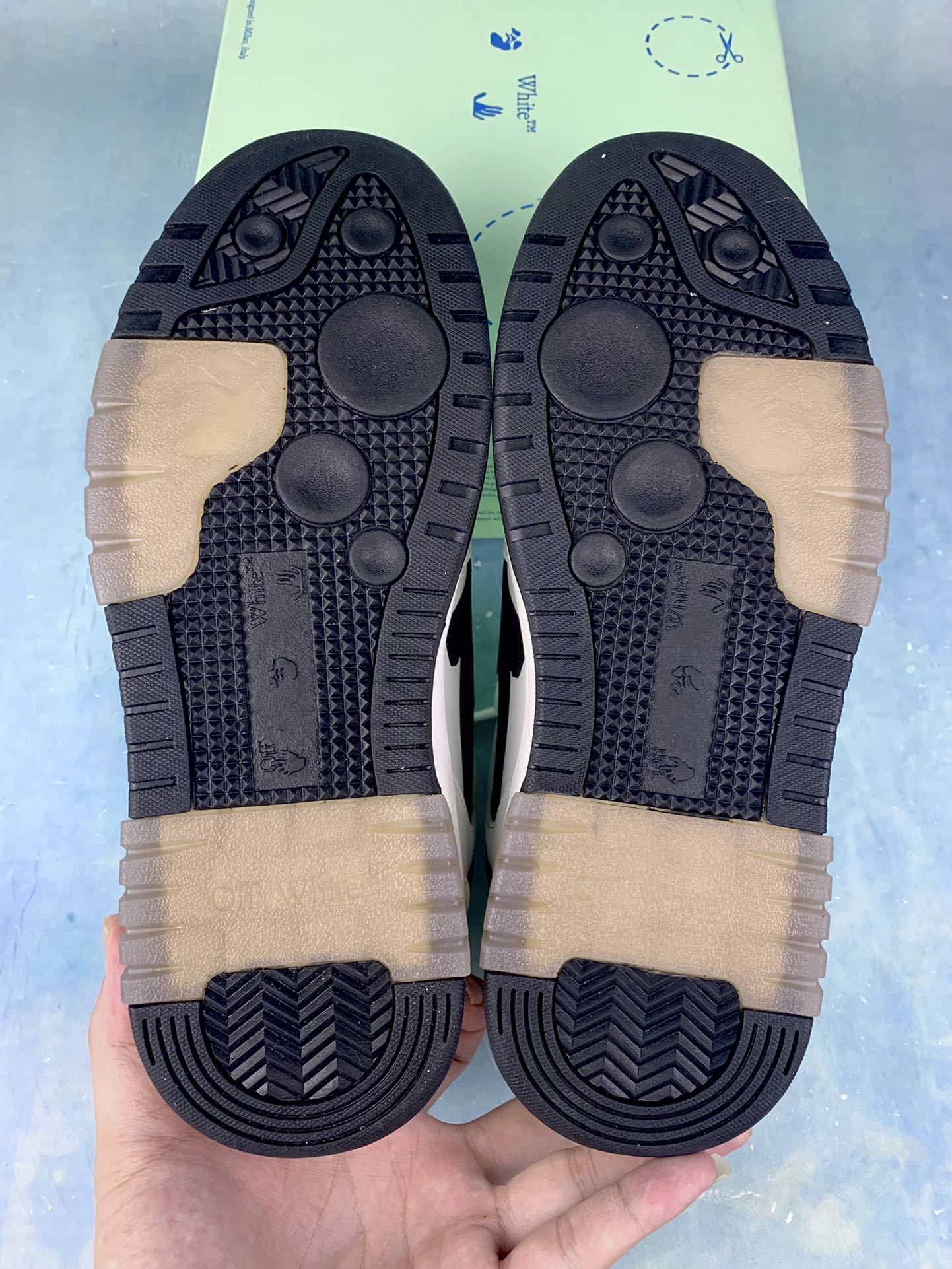 Off  Sneakers (White/Black Swoosh)）