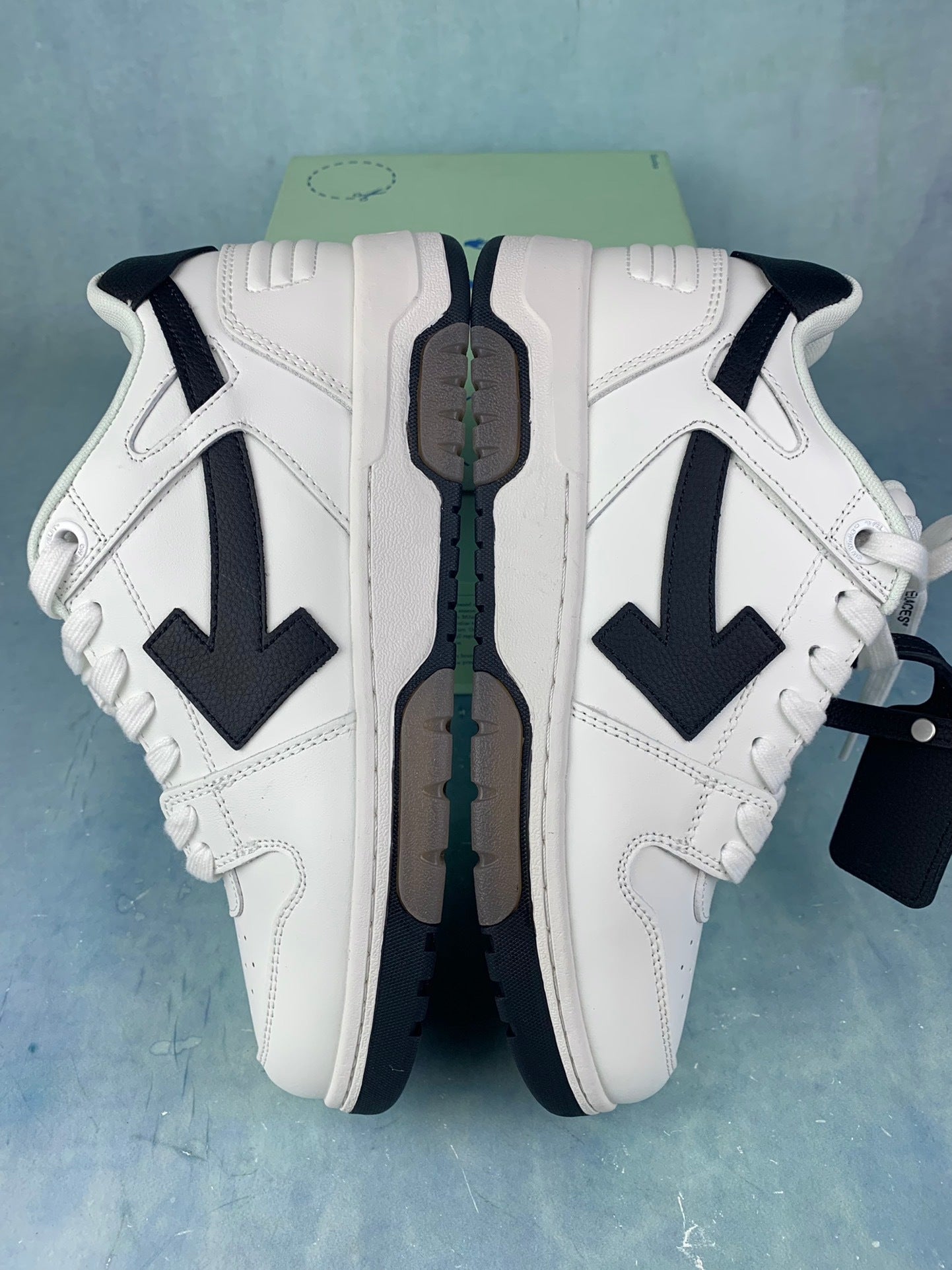 Off  Sneakers (White/Black Swoosh)）