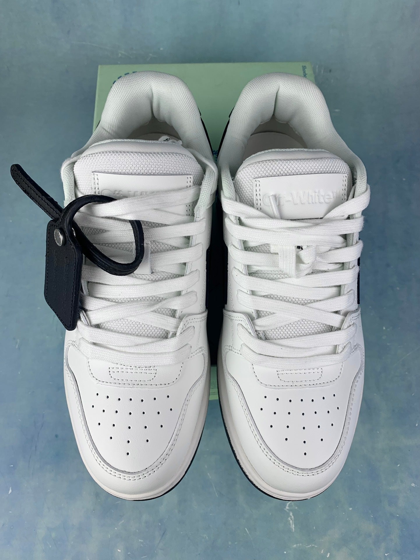 Off  Sneakers (White/Black Swoosh)）