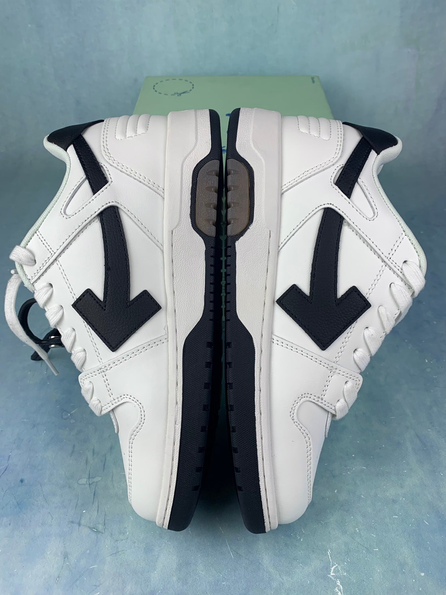 Off  Sneakers (White/Black Swoosh)）