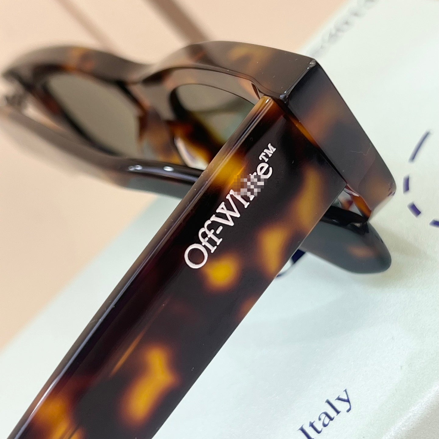 OFF Arrow logo sunglasses#090
