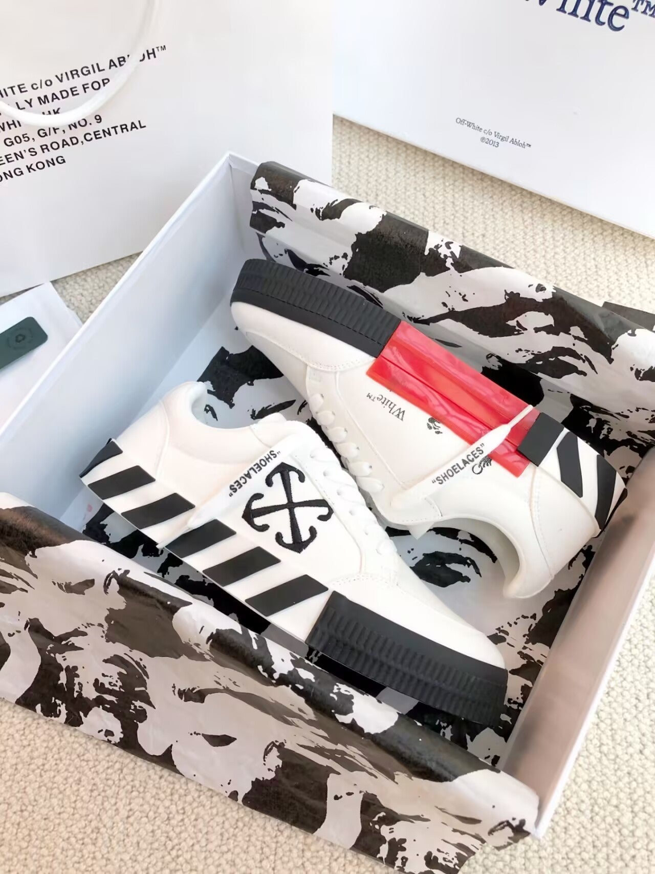 Off  Classic canvas casual shoes