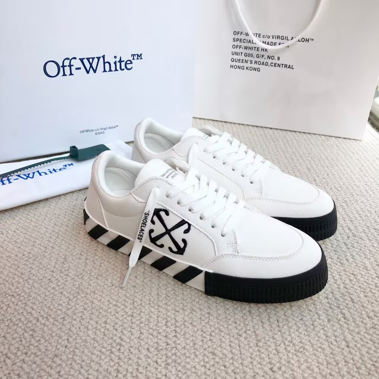 Off  Classic canvas casual shoes