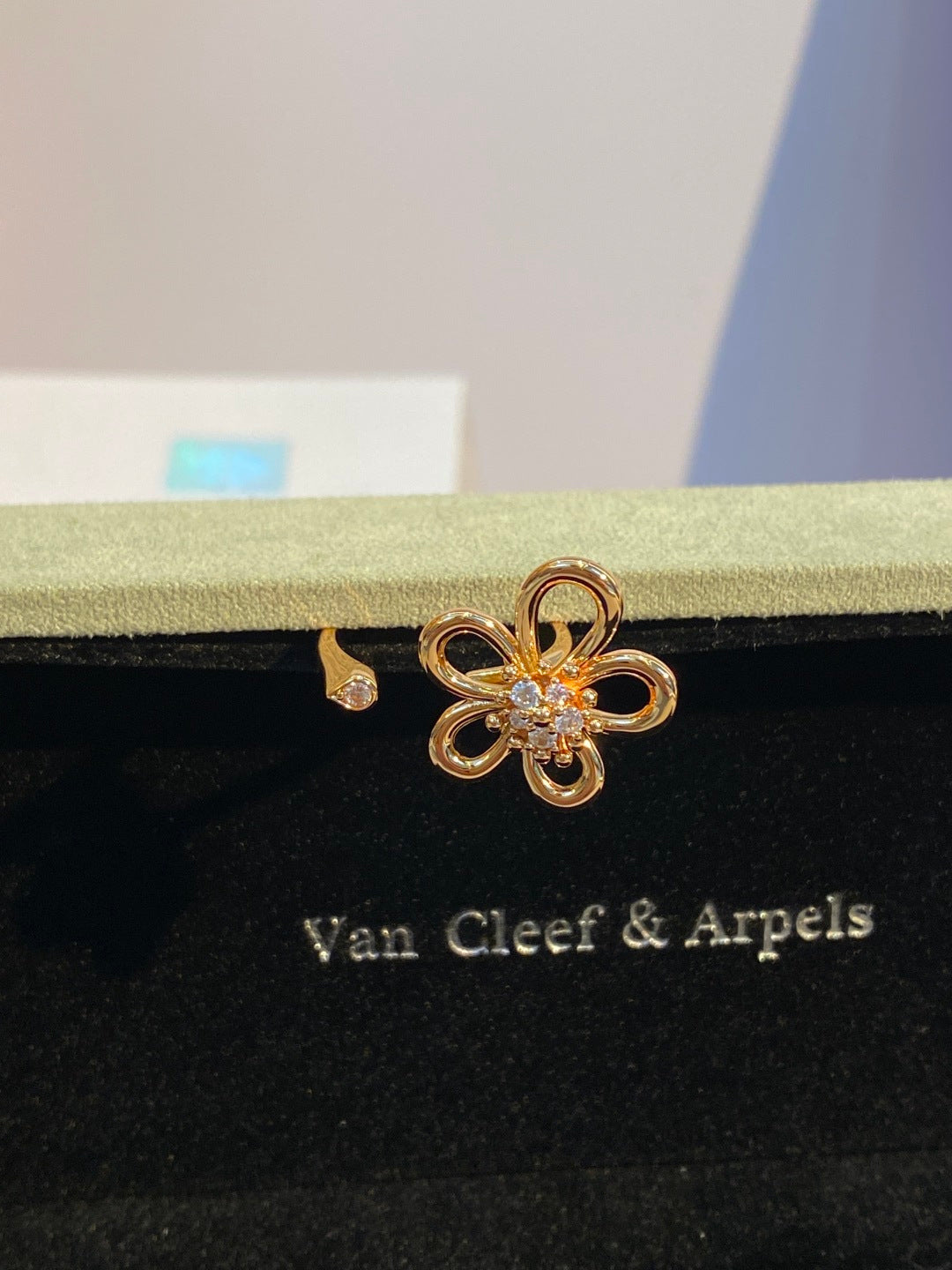 Van Cleef & Arpels Large Flower Diamond-Set Ring