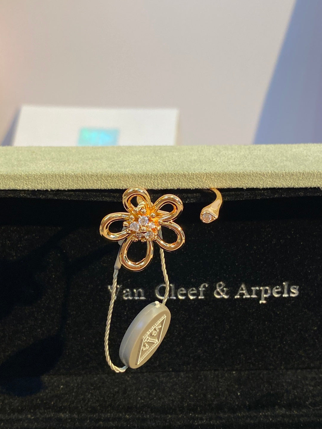 Van Cleef & Arpels Large Flower Diamond-Set Ring