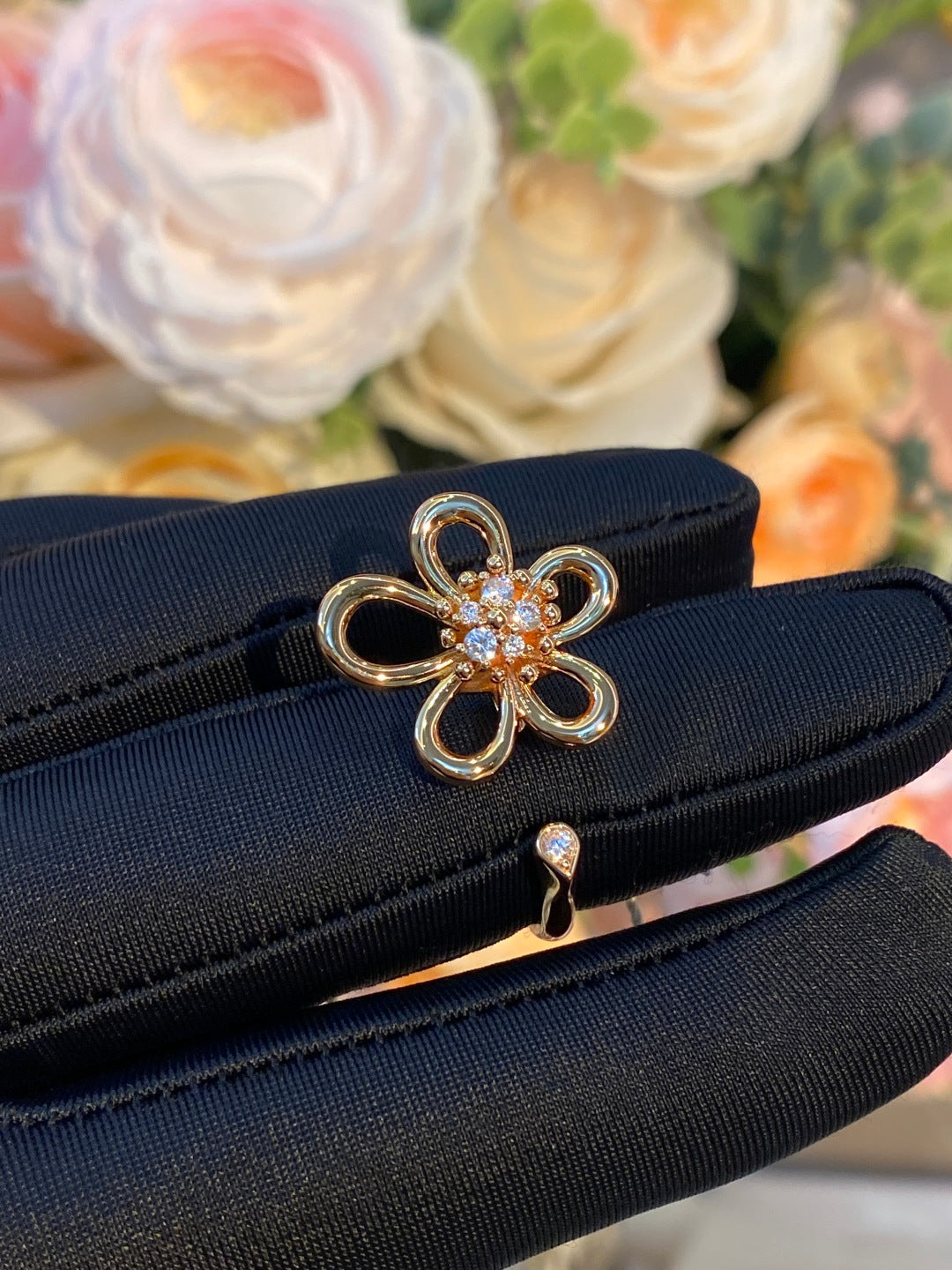 Van Cleef & Arpels Large Flower Diamond-Set Ring