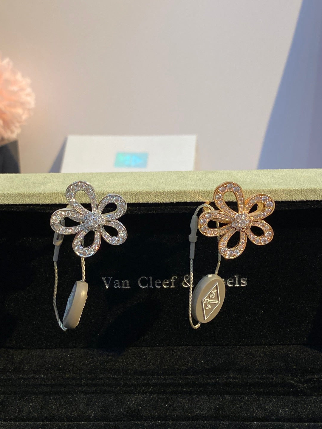 Van Cleef & Arpels Large Flower Full-Diamond Ring