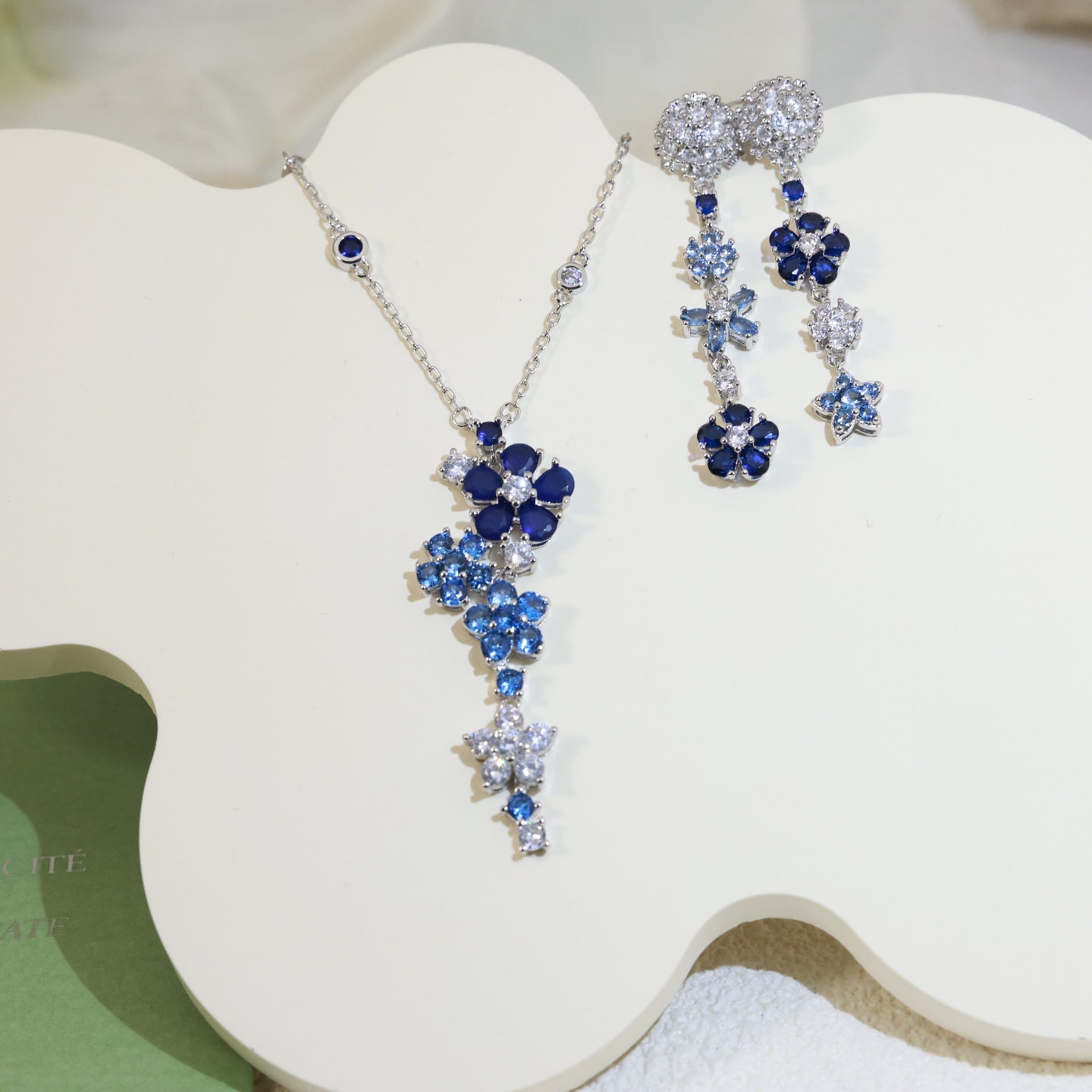 Van Cleef & Arpels Pavé Diamond Flower Necklace