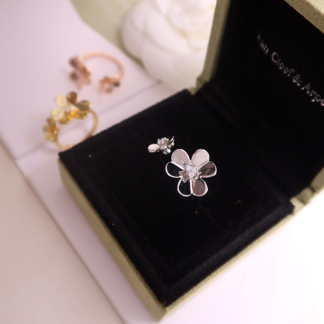 Van Cleef & Arpels Three-Flower Necklace