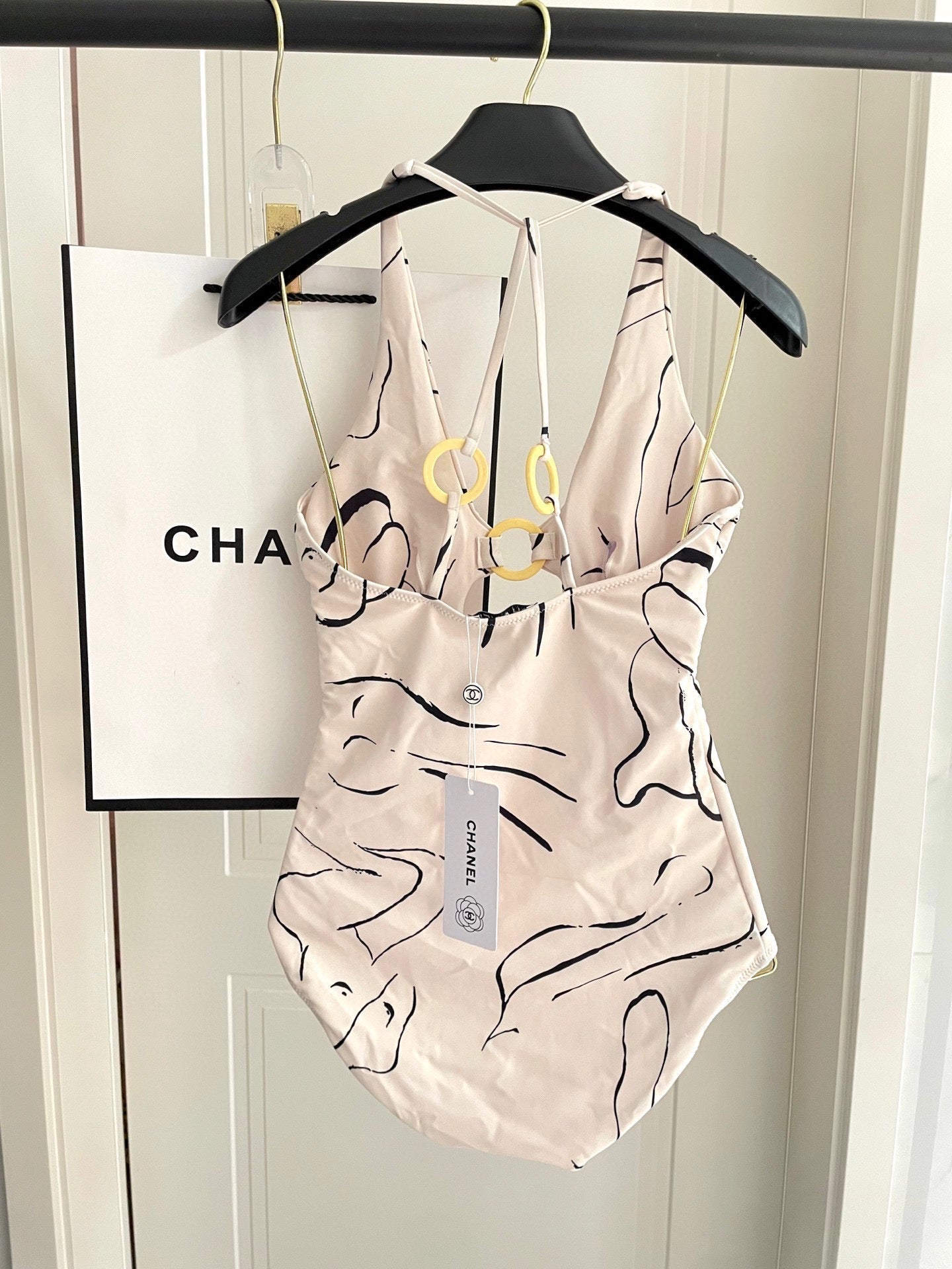 CC BIKINI SWIMSUIT SET IN CREAMY WHITE MIXED WITH CURVED BLACK DETAIL 608919