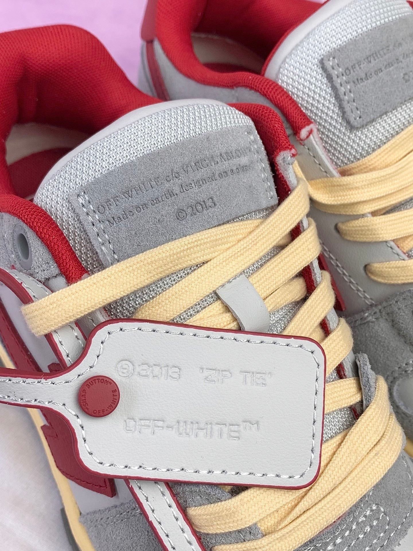 Off  Arrow Sneakers