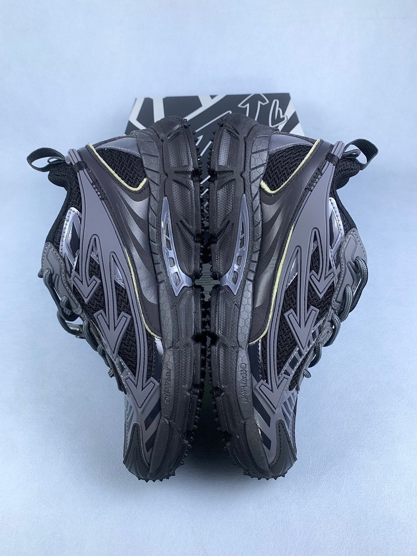 Off   Arrow Sneakers