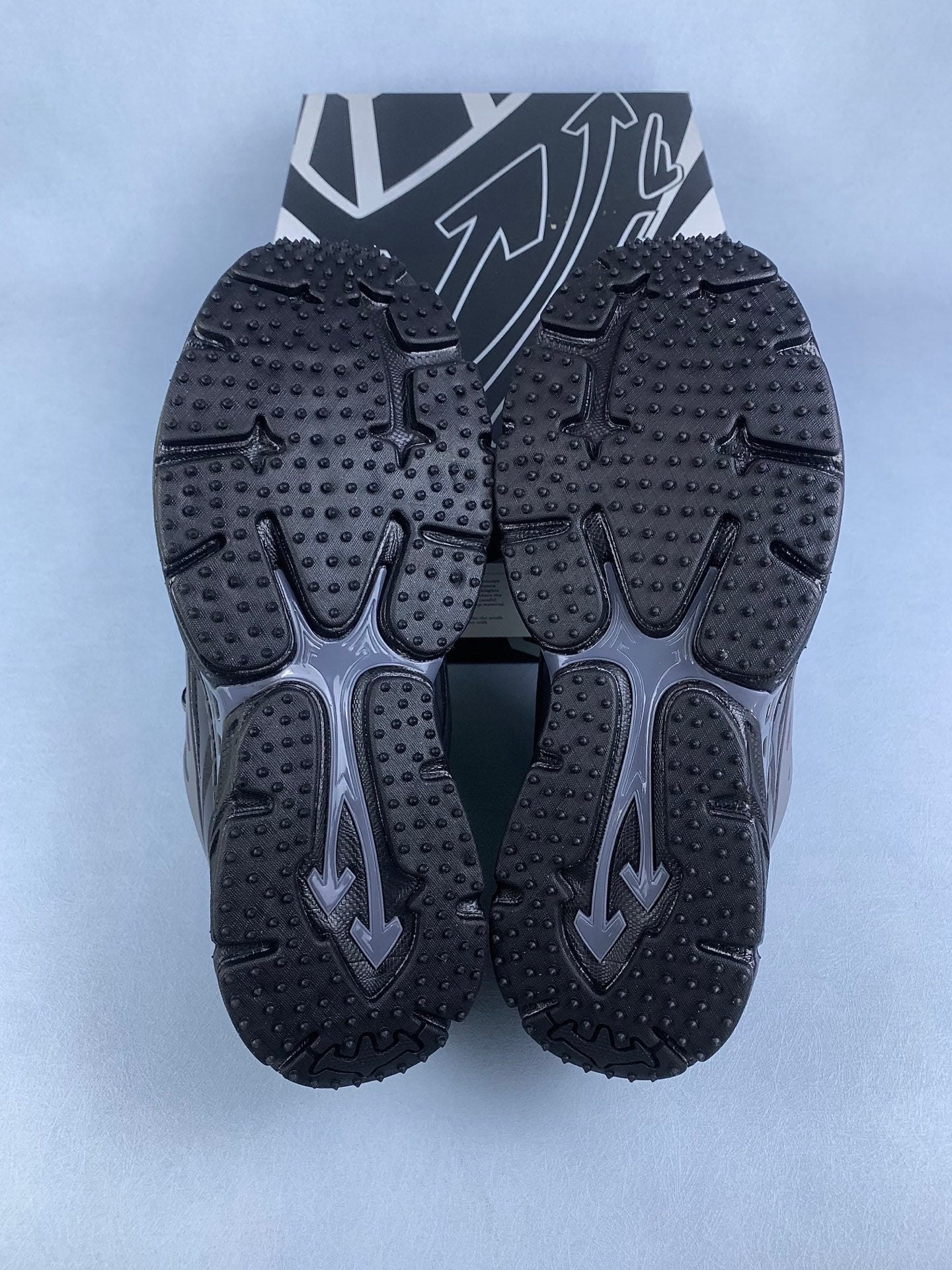 Off   Arrow Sneakers