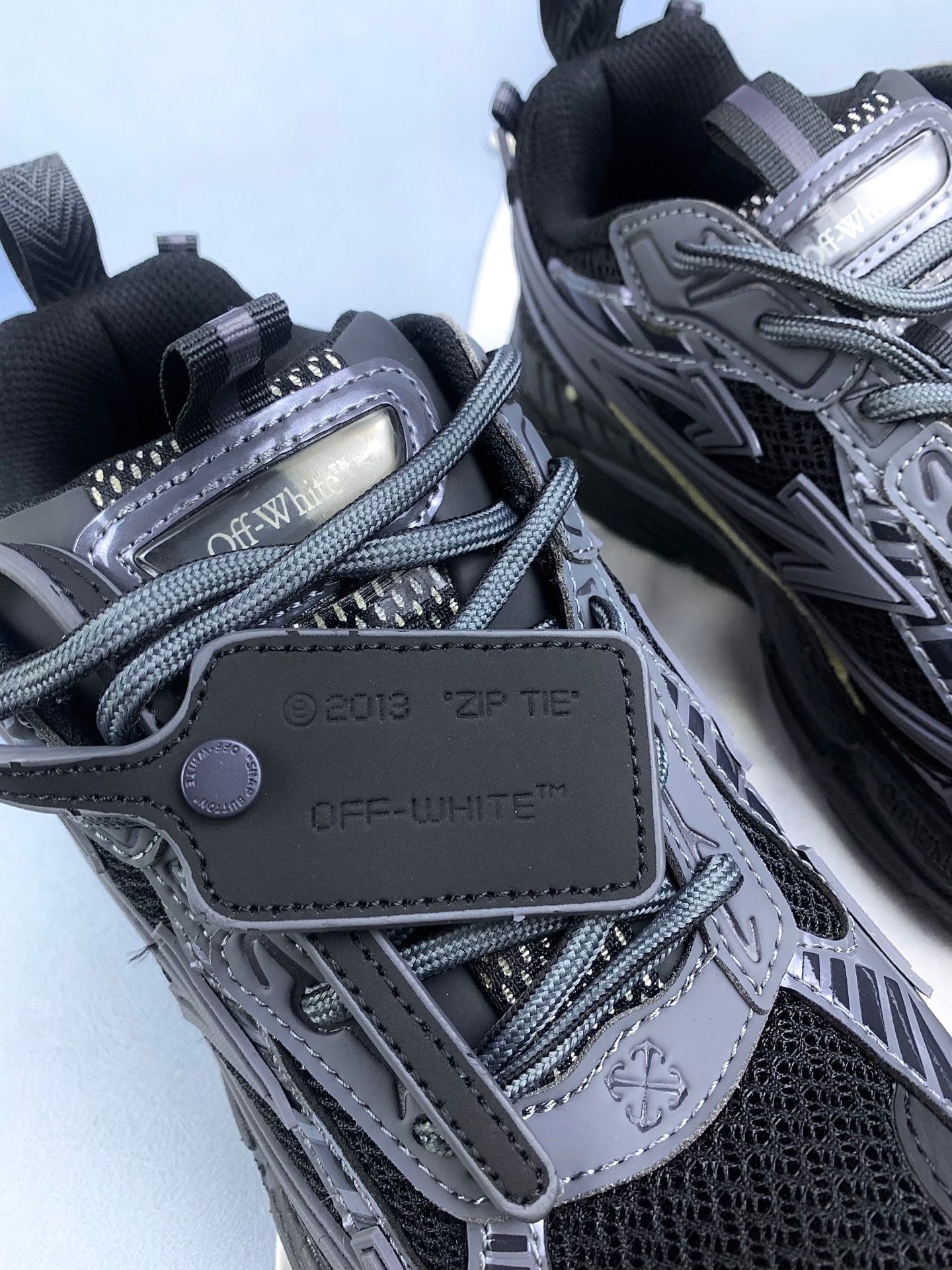 Off   Arrow Sneakers